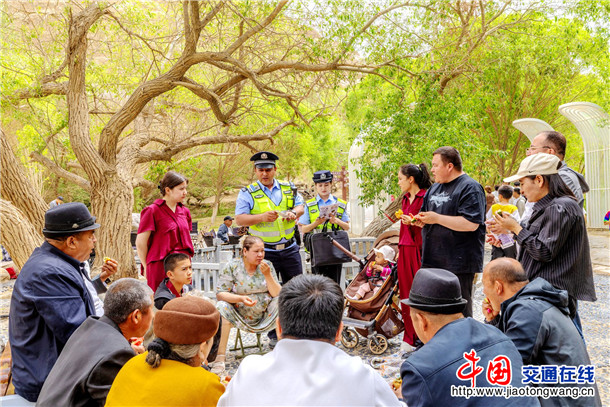 2026年5月4日，叶城县公安局宗朗乡派出所民警深入宗郎灵泉景区开展生态警务工作，向过往游客普及生态环境保护相关法律法规，引导游客自觉守护景区生态环境。
