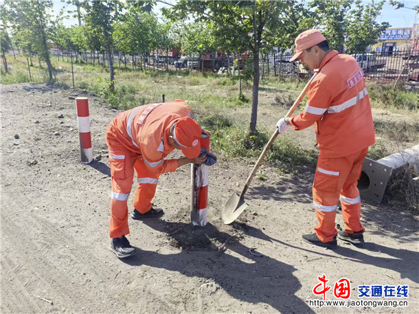 擦拭路边立柱