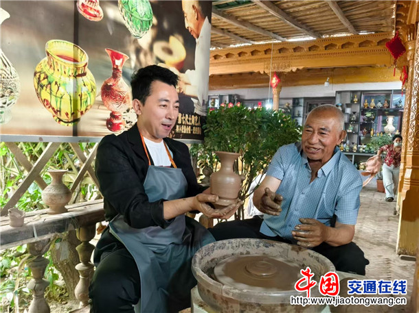 《万桐书》主创团队体验制作土陶。喀伍力江 摄