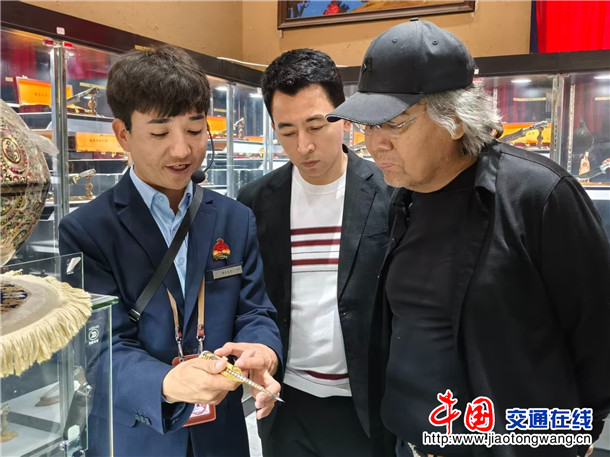 《万桐书》主创团队参观英吉沙小刀。喀伍力江 摄