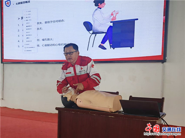 讲解急救注意事项。郑涛 摄