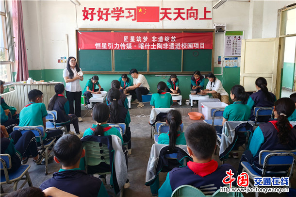 非遗进校园项目走进芒辛镇中心小学。外力 摄