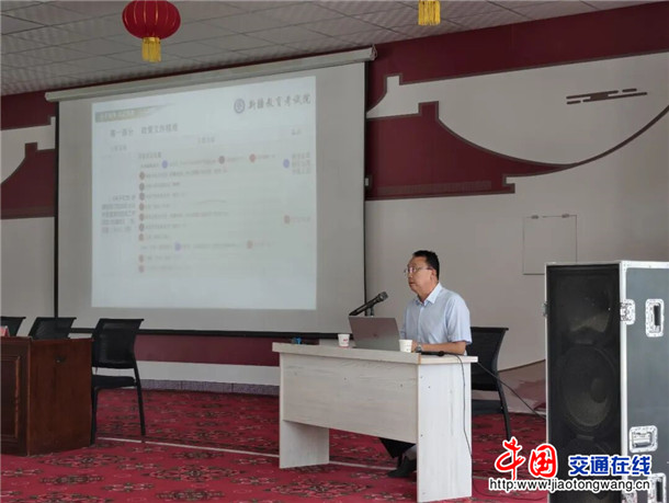 喀什大学附属中学专家讲解高考志愿填报要点。自治区党委办公厅驻色提力乡帕其英也尔村工作队 供