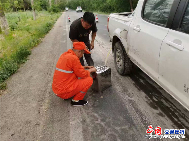 机械手高栋在位驾驶员的车加油
