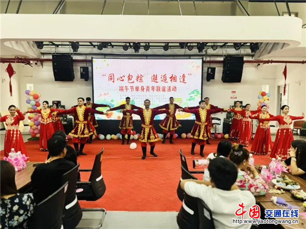 英吉沙县“同心包粽·邂逅相逢”端午单身青年联谊活动。娜扎凯提 摄