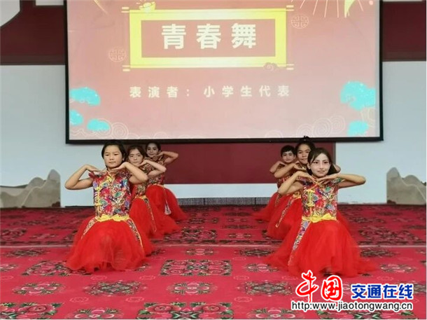舞蹈《青春舞》。自治区党委办公厅驻色提力乡帕其英也尔村工作队 供