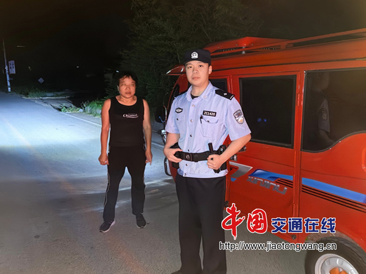 深夜救助显温情 民警护送迷路群众1_proc
