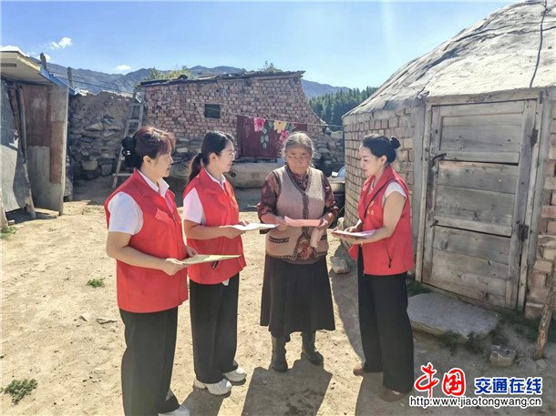 图为：党员干部走进村民家中，面对面、零距离开展安全知识宣讲 (2)