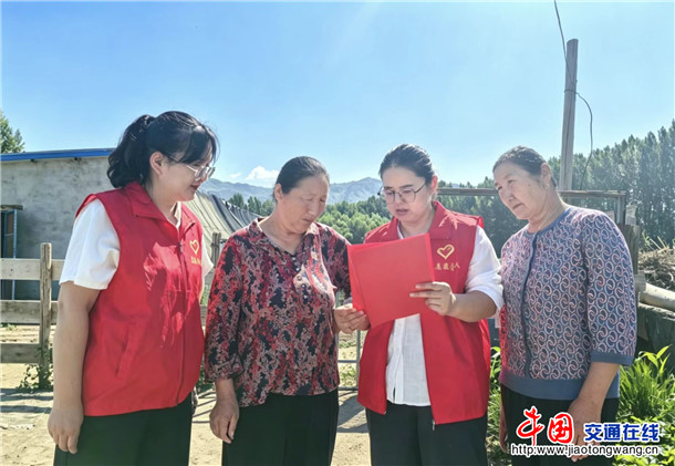 图为：党员干部走进村民家中，面对面、零距离开展安全知识宣讲