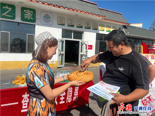 包家店服务区给司乘人员送馓子