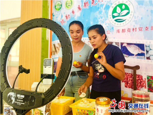 线上直播售卖英吉沙杏。娜扎凯提 摄