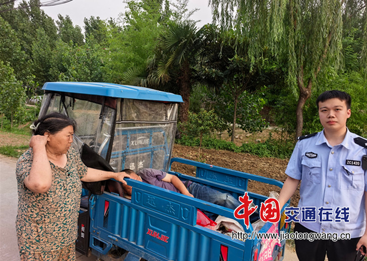 醉卧街头存隐患 民警护送暖归家_proc