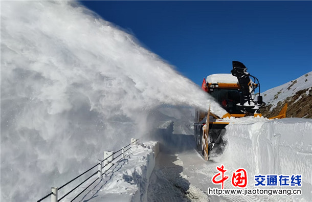 2.图为：冬季G681线阿禾公路除雪保通现场