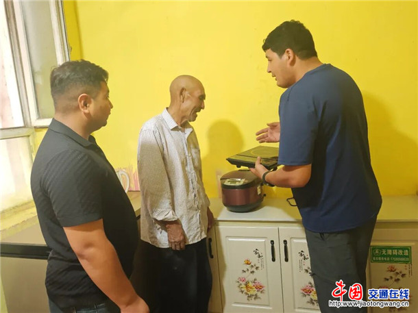 工作人员讲解家电使用方式。郑涛 摄