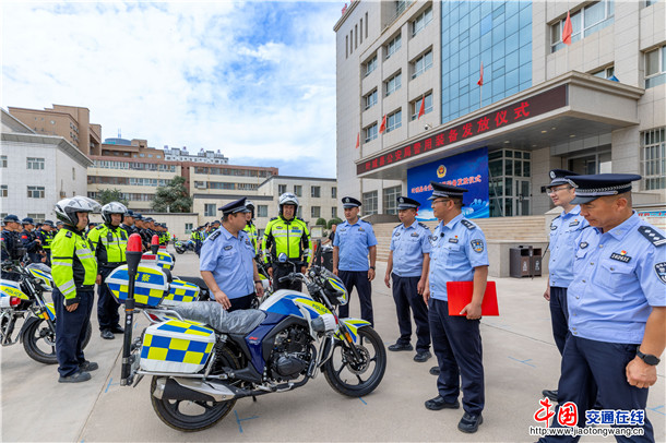 6月18日，新疆维吾尔自治区叶城县公安局举行警用装备集中发放仪式，一批集防护、通信、处置于一体的高科技装备足额列装一线。此举旨在通过硬件迭代升级，进一步提振基层战斗力，为辖区平安建设提供坚实保障。 (5)