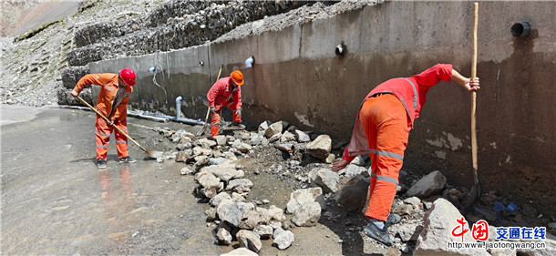 图为：独山子养护所清理独库公路北段塌方 摄影：秦军