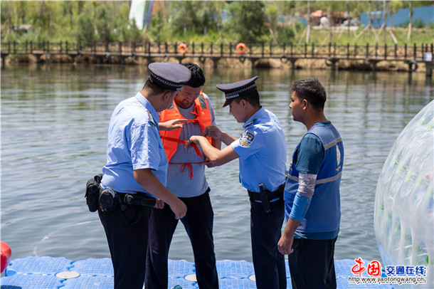 6月29日，新疆维吾尔自治区叶城县公安局启动“旅游警务”护航专项行动，通过一系列务实举措，以“景中有警、服务随行”的旅游警务模式，兼顾生态保护与游客安全，全力守护景区平安、护航游客舒心游玩。程超   摄 (8)
