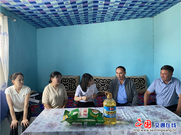图为：中心党员干部走访慰问村内老党员、困难老党员代表