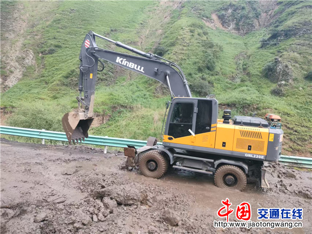 清理路面泥石流