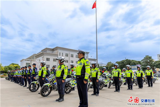 6月18日，新疆维吾尔自治区叶城县公安局举行警用装备集中发放仪式，一批集防护、通信、处置于一体的高科技装备足额列装一线。此举旨在通过硬件迭代升级，进一步提振基层战斗力，为辖区平安建设提供坚实保障。 (1)