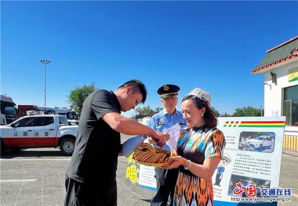 在包家店服务区给司乘人员送馓子