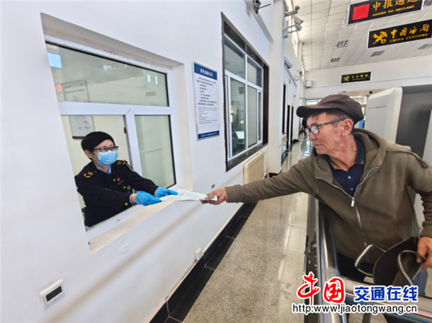 乌拉斯台口岸单日过货量创历史新高_