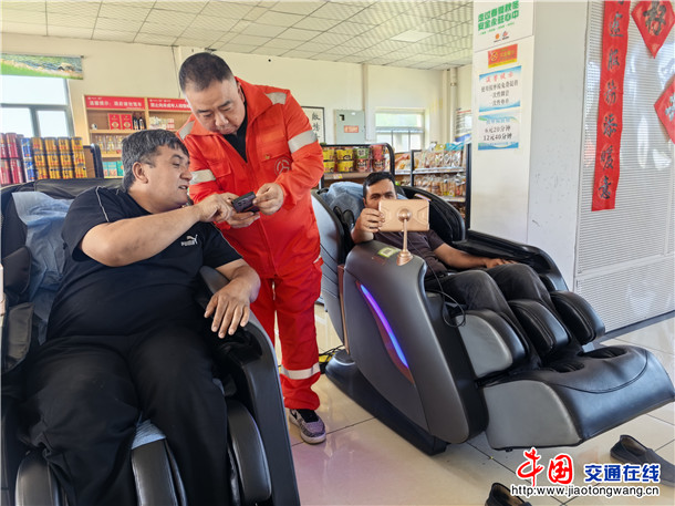 工作人员主动帮助使用按摩椅教程