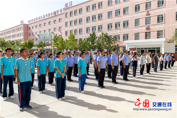 6月25日，在第39个国际禁毒日来临之际，叶城县公安局联合政法、教育、卫健等部门在县第八中学开展防范青少年药物滥用主题宣传活动 (2)