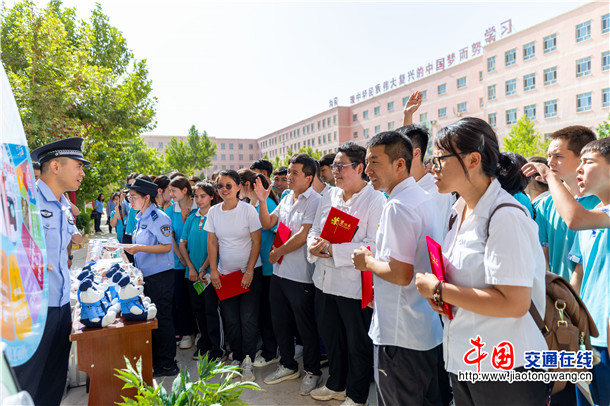 6月25日，在第39个国际禁毒日来临之际，叶城县公安局联合政法、教育、卫健等部门在县第八中学开展防范青少年药物滥用主题宣传活动 (5)