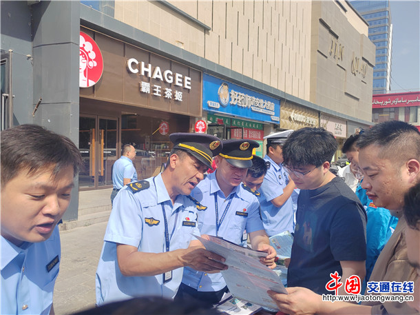 向过往群众讲解宣传手册