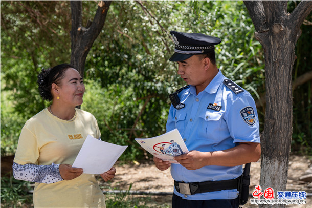 6月29日，新疆维吾尔自治区叶城县公安局启动“旅游警务”护航专项行动，通过一系列务实举措，以“景中有警、服务随行”的旅游警务模式，兼顾生态保护与游客安全，全力守护景区平安、护航游客舒心游玩。程超   摄 (6)
