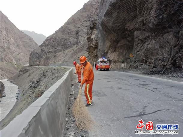 图为：独山子养护所一线职工清理独库公路北段碎落 摄影：宋雪岭