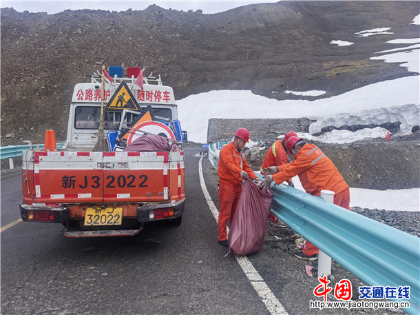 图为：独山子养护所一线职工清理独库公路北段沿线垃圾 摄影：秦军