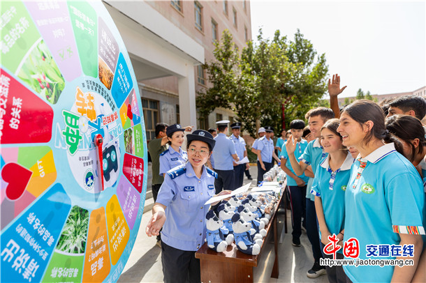6月25日，在第39个国际禁毒日来临之际，叶城县公安局联合政法、教育、卫健等部门在县第八中学开展防范青少年药物滥用主题宣传活动 (4)