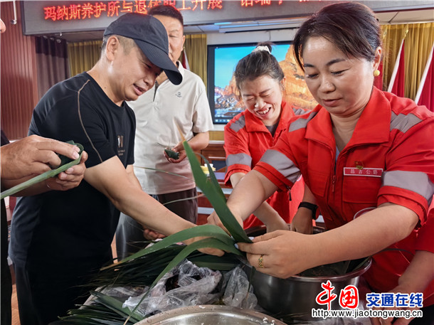 玛纳斯养护所与退休职工一起参与包粽