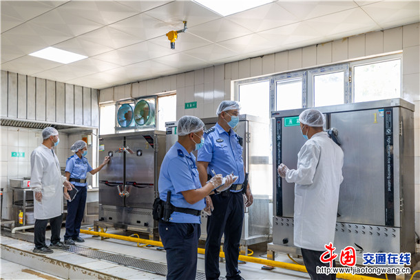 6月2日，新疆叶城县公安局组织民辅警进驻各考点开展多轮次安全“体检”买买提艾则孜·吐拉买提  摄 (7)