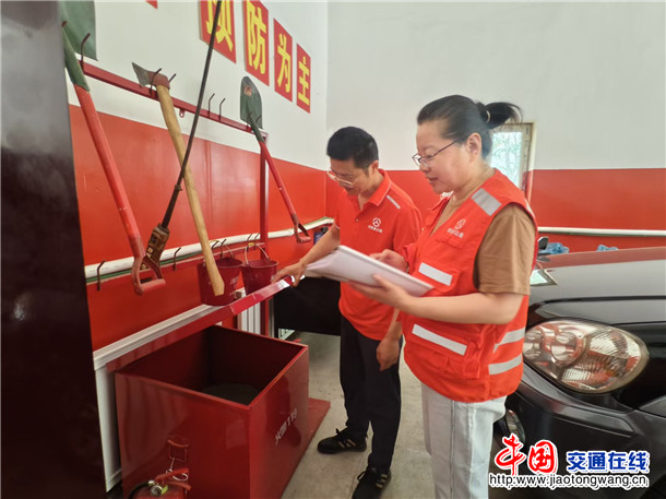 图为：富蕴养护所检查消防设备