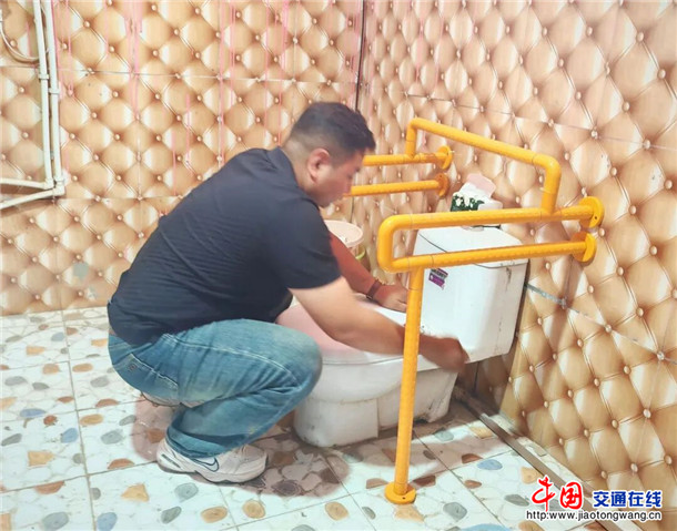工作人员检查改造后的马桶。郑涛 摄