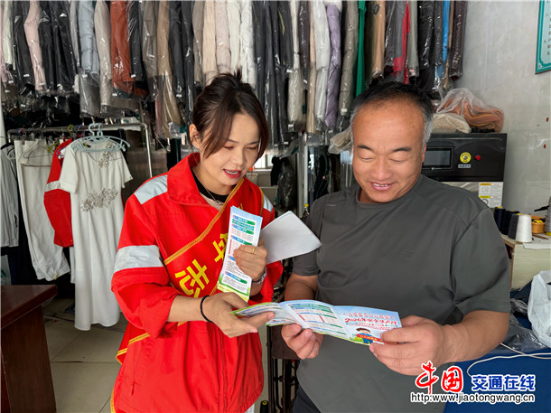 向周边商户发放宣传单