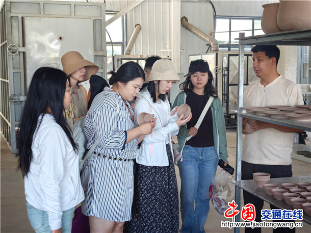 探访土陶村陶艺工坊。外力 摄