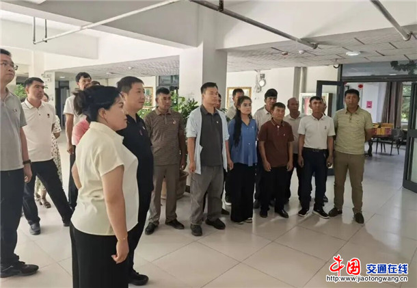 参观学习。自治区党委办公厅驻色提力乡诺贝希比纳木村工作队 供
