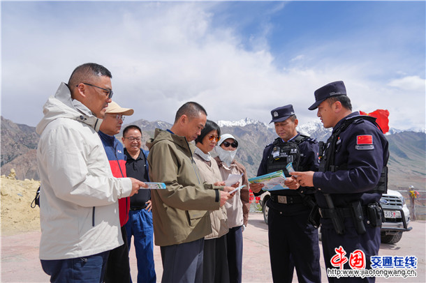 图为吉根边境派出所民警在西极时光景区内对游客开展法律讲解 图为吉根边境派出所民警在西极时光景区内对游客开展法律讲解