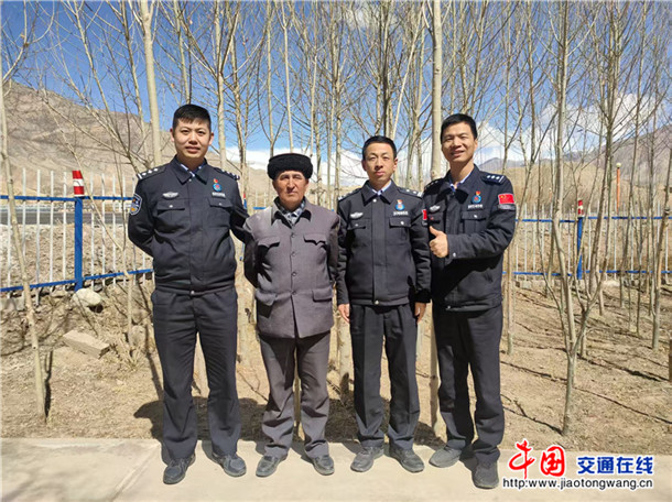 图为何超(右二)在基层走访时与驻地老乡合影。何伟摄 图为何超(右二)在基层走访时与驻地老乡合影。何伟摄