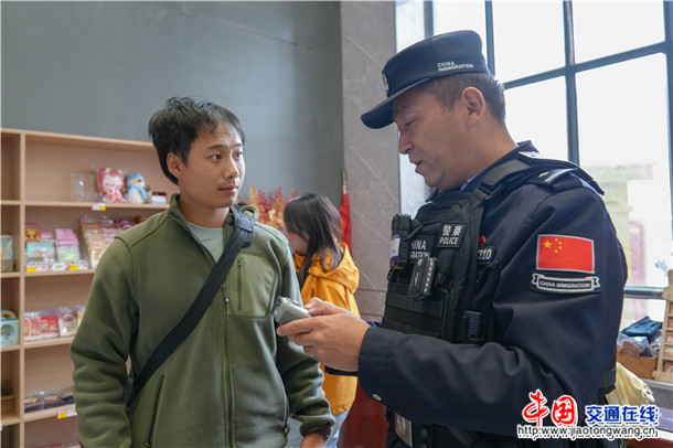 图为吉根边境派出所民警在西极时光景区内对游客使用无人机进行劝解 图为吉根边境派出所民警在西极时光景区内对游客使用无人机进行劝解