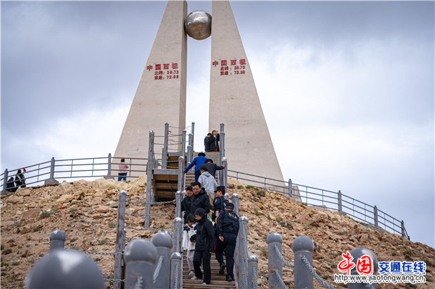 图为吉根边境派出所在西极时光景区内开展巡逻 图为吉根边境派出所在西极时光景区内开展巡逻