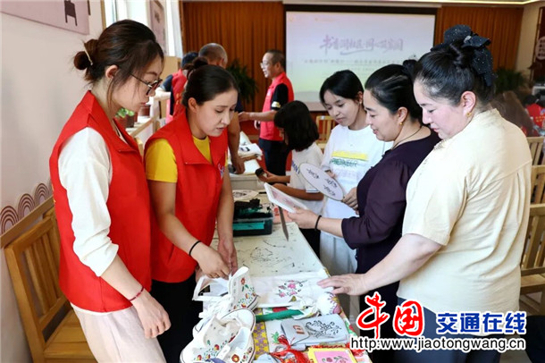 居民体验模戳印花。郑涛 摄