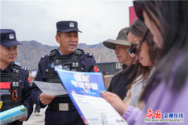 图为吉根边境派出所民警在西极时光景区内开展法律法规宣讲 图为吉根边境派出所民警在西极时光景区内开展法律法规宣讲