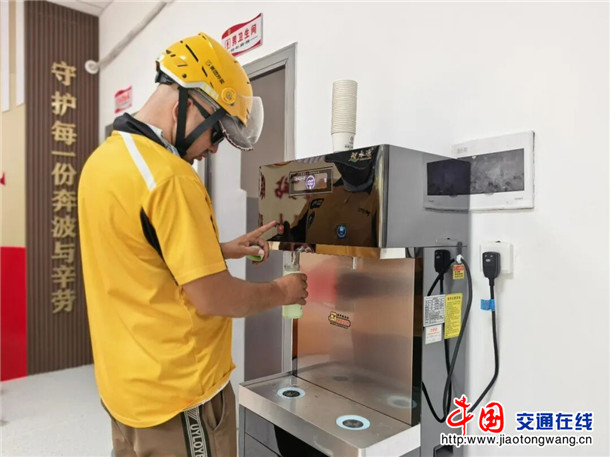新就业形态劳动者使用饮水机。娜扎凯提 摄