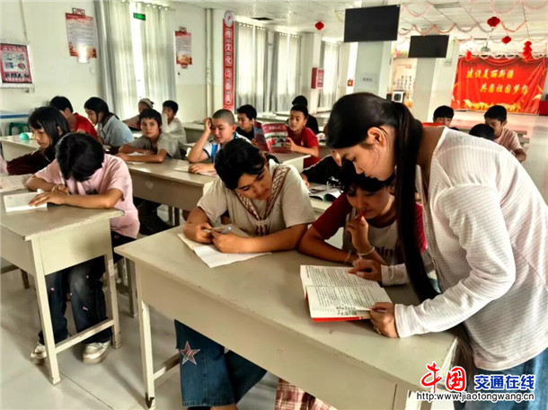 托普鲁克乡英阿亚提村暑期“红领巾小课堂”。托普鲁克乡 供 托普鲁克乡英阿亚提村暑期“红领巾小课堂”。托普鲁克乡 供