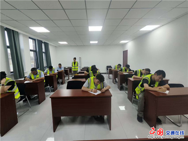 图为：和什托洛盖北主线收费站组织职工开展理论笔试